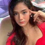 Devon Seron Instagram – Among a zillion selfies, this one dug its way to the surface. Might delete it later though.