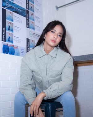 Devon Seron Instagram - Vintage heart in a modern world..