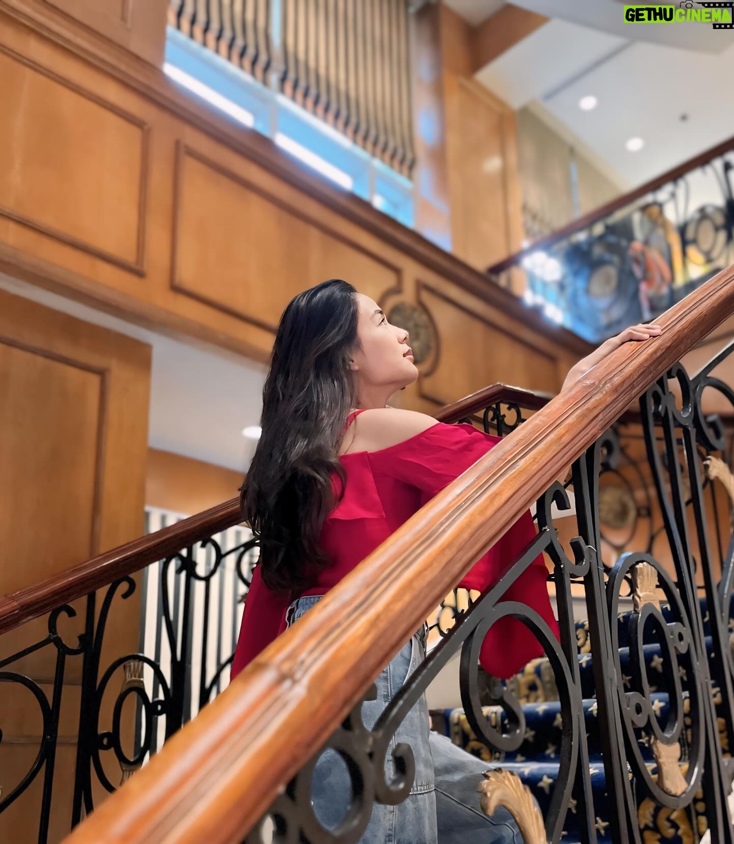 Devon Seron Instagram - A peaceful retreat at this lovely hotel. Taking a moment to unwind and soak in the nostalgic ambiance. Thank you for the wonderful stay! 🏨✨ @richmondehotelortigas