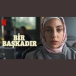 Devrim Yakut Instagram – Türk dizi tarihinde bir devrim olmuş…Bir ülke panaroması,sıradışı bir sosyolojik bakış ve tokat gibi ters köşeler.İlmek ilmek işlenmiş,dantel gibi oyunculuklar…Muhteşem hikaye ve reji…Ne demeli bilmem?Tüm dünya izlesin.Hepimize şifa olsun.Teşekkürler #berkunoya #netflixturkiye #birbaşkadır