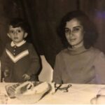 Devrim Yakut Instagram – Bugün doğum günüm.Annemin öldüğü yaştayım.Ve yine bugün annem gideli tam 20 yıl oldu.Yazması kolay,yaşaması zor.Canım annem,sen 36.doğum günümün tam bu saatlerinde gittiğinden beri,hayat bambaşka aktı.Sen bilgeliğin,iyiliğin,güzel yürekli olmanın yegane ve en çapaksız örneğisin benim için.Bana yaşarken iyiliği.güzel yaşamayı,ölümünle de ölümü öğrettin.En güzel öğretenim.Senin yattığın yer nur,benim de yeni yaşım güzel olsun.Hepsi için teşekkür ederim🙏❤️