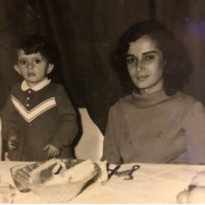 Devrim Yakut Instagram - Bugün doğum günüm.Annemin öldüğü yaştayım.Ve yine bugün annem gideli tam 20 yıl oldu.Yazması kolay,yaşaması zor.Canım annem,sen 36.doğum günümün tam bu saatlerinde gittiğinden beri,hayat bambaşka aktı.Sen bilgeliğin,iyiliğin,güzel yürekli olmanın yegane ve en çapaksız örneğisin benim için.Bana yaşarken iyiliği.güzel yaşamayı,ölümünle de ölümü öğrettin.En güzel öğretenim.Senin yattığın yer nur,benim de yeni yaşım güzel olsun.Hepsi için teşekkür ederim🙏❤️