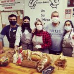 Devrim Yakut Instagram – Uzun zamandır beyaz ekmek girmiyor bizim eve.Atalarimizin mirası ekşi mayayı doğru,yerinde,katkısız kullanan yer sayısı da az gerçekten…Sevgili Serdar @aserdarugur ve ekibi işini aşkla,coşkuyla,zerafetle yapanlardan.Onun o şifalı ellerinden öyle güzel şeyler yeriz ki….Bugün ben de işin mutfağına girdim.Sofralarimizin baş tacı ekmeğin yolculuğuna tanık oldum.Mucize gibi…İşini sevgiyle,muhabbetle yapan insanları gördükçe umudum çoğalıyor.Çünkü dürüst çalışmak en büyük ibadettir.@mahalleminekmegi ni tadın,müptelası olacaksınız. Bir de ekibi var ki,bal gibiler bal…Katre’ciğim seni de kutluyorum güzel gözlüm.@katreugur