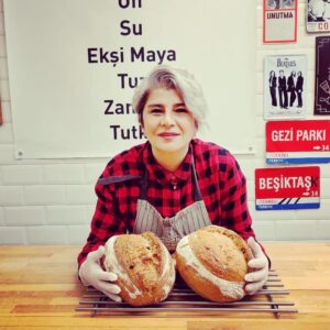 Devrim Yakut Instagram - Uzun zamandır beyaz ekmek girmiyor bizim eve.Atalarimizin mirası ekşi mayayı doğru,yerinde,katkısız kullanan yer sayısı da az gerçekten...Sevgili Serdar @aserdarugur ve ekibi işini aşkla,coşkuyla,zerafetle yapanlardan.Onun o şifalı ellerinden öyle güzel şeyler yeriz ki....Bugün ben de işin mutfağına girdim.Sofralarimizin baş tacı ekmeğin yolculuğuna tanık oldum.Mucize gibi...İşini sevgiyle,muhabbetle yapan insanları gördükçe umudum çoğalıyor.Çünkü dürüst çalışmak en büyük ibadettir.@mahalleminekmegi ni tadın,müptelası olacaksınız. Bir de ekibi var ki,bal gibiler bal...Katre'ciğim seni de kutluyorum güzel gözlüm.@katreugur