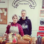 Devrim Yakut Instagram – Uzun zamandır beyaz ekmek girmiyor bizim eve.Atalarimizin mirası ekşi mayayı doğru,yerinde,katkısız kullanan yer sayısı da az gerçekten…Sevgili Serdar @aserdarugur ve ekibi işini aşkla,coşkuyla,zerafetle yapanlardan.Onun o şifalı ellerinden öyle güzel şeyler yeriz ki….Bugün ben de işin mutfağına girdim.Sofralarimizin baş tacı ekmeğin yolculuğuna tanık oldum.Mucize gibi…İşini sevgiyle,muhabbetle yapan insanları gördükçe umudum çoğalıyor.Çünkü dürüst çalışmak en büyük ibadettir.@mahalleminekmegi ni tadın,müptelası olacaksınız. Bir de ekibi var ki,bal gibiler bal…Katre’ciğim seni de kutluyorum güzel gözlüm.@katreugur