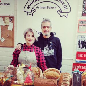 Devrim Yakut Instagram - Uzun zamandır beyaz ekmek girmiyor bizim eve.Atalarimizin mirası ekşi mayayı doğru,yerinde,katkısız kullanan yer sayısı da az gerçekten...Sevgili Serdar @aserdarugur ve ekibi işini aşkla,coşkuyla,zerafetle yapanlardan.Onun o şifalı ellerinden öyle güzel şeyler yeriz ki....Bugün ben de işin mutfağına girdim.Sofralarimizin baş tacı ekmeğin yolculuğuna tanık oldum.Mucize gibi...İşini sevgiyle,muhabbetle yapan insanları gördükçe umudum çoğalıyor.Çünkü dürüst çalışmak en büyük ibadettir.@mahalleminekmegi ni tadın,müptelası olacaksınız. Bir de ekibi var ki,bal gibiler bal...Katre'ciğim seni de kutluyorum güzel gözlüm.@katreugur