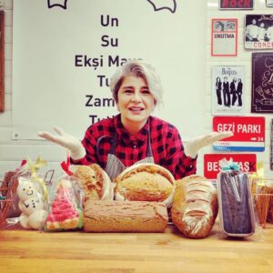 Devrim Yakut Instagram - Uzun zamandır beyaz ekmek girmiyor bizim eve.Atalarimizin mirası ekşi mayayı doğru,yerinde,katkısız kullanan yer sayısı da az gerçekten...Sevgili Serdar @aserdarugur ve ekibi işini aşkla,coşkuyla,zerafetle yapanlardan.Onun o şifalı ellerinden öyle güzel şeyler yeriz ki....Bugün ben de işin mutfağına girdim.Sofralarimizin baş tacı ekmeğin yolculuğuna tanık oldum.Mucize gibi...İşini sevgiyle,muhabbetle yapan insanları gördükçe umudum çoğalıyor.Çünkü dürüst çalışmak en büyük ibadettir.@mahalleminekmegi ni tadın,müptelası olacaksınız. Bir de ekibi var ki,bal gibiler bal...Katre'ciğim seni de kutluyorum güzel gözlüm.@katreugur