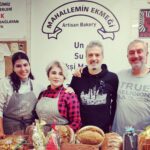 Devrim Yakut Instagram – Uzun zamandır beyaz ekmek girmiyor bizim eve.Atalarimizin mirası ekşi mayayı doğru,yerinde,katkısız kullanan yer sayısı da az gerçekten…Sevgili Serdar @aserdarugur ve ekibi işini aşkla,coşkuyla,zerafetle yapanlardan.Onun o şifalı ellerinden öyle güzel şeyler yeriz ki….Bugün ben de işin mutfağına girdim.Sofralarimizin baş tacı ekmeğin yolculuğuna tanık oldum.Mucize gibi…İşini sevgiyle,muhabbetle yapan insanları gördükçe umudum çoğalıyor.Çünkü dürüst çalışmak en büyük ibadettir.@mahalleminekmegi ni tadın,müptelası olacaksınız. Bir de ekibi var ki,bal gibiler bal…Katre’ciğim seni de kutluyorum güzel gözlüm.@katreugur