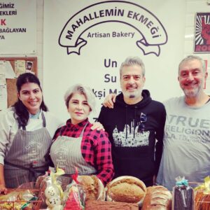 Devrim Yakut Instagram - Uzun zamandır beyaz ekmek girmiyor bizim eve.Atalarimizin mirası ekşi mayayı doğru,yerinde,katkısız kullanan yer sayısı da az gerçekten...Sevgili Serdar @aserdarugur ve ekibi işini aşkla,coşkuyla,zerafetle yapanlardan.Onun o şifalı ellerinden öyle güzel şeyler yeriz ki....Bugün ben de işin mutfağına girdim.Sofralarimizin baş tacı ekmeğin yolculuğuna tanık oldum.Mucize gibi...İşini sevgiyle,muhabbetle yapan insanları gördükçe umudum çoğalıyor.Çünkü dürüst çalışmak en büyük ibadettir.@mahalleminekmegi ni tadın,müptelası olacaksınız. Bir de ekibi var ki,bal gibiler bal...Katre'ciğim seni de kutluyorum güzel gözlüm.@katreugur