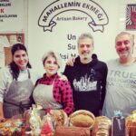 Devrim Yakut Instagram – Uzun zamandır beyaz ekmek girmiyor bizim eve.Atalarimizin mirası ekşi mayayı doğru,yerinde,katkısız kullanan yer sayısı da az gerçekten…Sevgili Serdar @aserdarugur ve ekibi işini aşkla,coşkuyla,zerafetle yapanlardan.Onun o şifalı ellerinden öyle güzel şeyler yeriz ki….Bugün ben de işin mutfağına girdim.Sofralarimizin baş tacı ekmeğin yolculuğuna tanık oldum.Mucize gibi…İşini sevgiyle,muhabbetle yapan insanları gördükçe umudum çoğalıyor.Çünkü dürüst çalışmak en büyük ibadettir.@mahalleminekmegi ni tadın,müptelası olacaksınız. Bir de ekibi var ki,bal gibiler bal…Katre’ciğim seni de kutluyorum güzel gözlüm.@katreugur