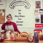 Devrim Yakut Instagram – Uzun zamandır beyaz ekmek girmiyor bizim eve.Atalarimizin mirası ekşi mayayı doğru,yerinde,katkısız kullanan yer sayısı da az gerçekten…Sevgili Serdar @aserdarugur ve ekibi işini aşkla,coşkuyla,zerafetle yapanlardan.Onun o şifalı ellerinden öyle güzel şeyler yeriz ki….Bugün ben de işin mutfağına girdim.Sofralarimizin baş tacı ekmeğin yolculuğuna tanık oldum.Mucize gibi…İşini sevgiyle,muhabbetle yapan insanları gördükçe umudum çoğalıyor.Çünkü dürüst çalışmak en büyük ibadettir.@mahalleminekmegi ni tadın,müptelası olacaksınız. Bir de ekibi var ki,bal gibiler bal…Katre’ciğim seni de kutluyorum güzel gözlüm.@katreugur