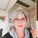 Devrim Yakut Instagram – Yok yok…Enseyi karartamak yok.Neler gördü bu gözler.Bu da geçecek…Zor olacak,yorulacağiz,üzüleceğiz…Ama üreterek,çalışarak,dayanışma ve yardımlaşma ile atlatacağız.Başka çare yok.♥️💐🌸🍀