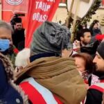 Devrim Yakut Instagram – Ömrünü bu ülkeye, bu ülkenin sağlık sektörüne adamış doksan kusur yaşındaki hocaların hocasına yaptığınız bu zulüm, hafizalarımizda bir “utanç” olarak kalacak ne yazık ki…Nedir hocamızın kabahati? Atatürk heykeline çelenk bırakmak…Bu ektiğiniz nefret tohumları size rağmen yeşermeyecek. Ve o nefret denizi taş kesmiş kalplerinizi yok edecek…Dilerim şifa aksın kalplerinize. #14marttıpbayramı