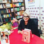 Devrim Yakut Instagram – Bugün de önemli günlerden biriydi benim için.İlk kitabımın ilk imza günü…Heyecanlı bir meseleymiş.♥️Yağmurlu bi cumartesi günü,Bağdat Caddesi’nde trafiğin kilit olduğu saatlerde,elinde çiçekleri,hediyeleri ve kitaplarıyla beni yalnız bırakmayan tüm kitap dostlarına kalbimle sarılırım.Kendinize ve “En güzel hediye”diyerek sevdiklerinize aldığınız her AKLIMIN AYNALI ÇARŞISI hasta bir çocuğun tedavisine katkıda bulundu.Ne mutlu hepimize.Hayat,paylaşınca güzel♥️🙏@kusuratyayinlari @dr_dunyasi #akliminaynalicarsisi