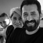 Devrim Yakut Instagram - Çalışırsın,çalışırken çok da yorulursun.Sonra şahane bir masanın etrafında toplanıp,hepsini unutursun...İyi ki🙏♥️@nadimguc @nursurerkuray #CamdakiKız