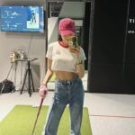 Dewi Chien Instagram - 🧩四月碎片： 1、每週上一堂高爾夫球課。 2、偶爾也會當當送貨小妹～ 3、連四天婦幼展差不多站了30小時⋯ 4、好天氣收工後獲得復古拍立得乙張！ 5、被抹蛋糕在眼球上好像要記錄一下⋯ 6、慈善撲克賽不小心得名還能做公益🤙🏻 7、上次看午夜場電影不知道是民國幾年？ 8、9、🥭自拍小腳ㄚ 🥕快把鋼琴彈壞⋯ 10、人生第一次遇到好想養的狗兒-小黃金～