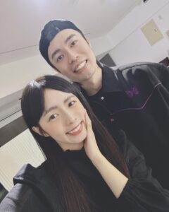 Dewi Chien Instagram - 👀野生眉 賴先生：我們該約野生眉了吧？（愛漂亮第一名） 每當重要節日快來臨前，這位先生都會自己提醒我，眉毛該弄了～頭髮該修了～算是很積極不讓我邋遢的另一半呢🤭 推薦給想要擁有自然根根分明毛流感的人🖤（尤其男生用完會直接變帥，那種沒妝感又自然的帥！ #野生眉 #眉毛雕塑 #紫星星毛流調整術 #至少一季做一次
