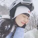 Dewi Chien Instagram - 趕上雪季的尾巴還能滑到雪已經很開心～居然還連續下了好幾場雪⋯直接解鎖我的淋雪初體驗❄️也讓怕冷的我，終於體會到冬天的美好（笑）大好きです🤍 #班尾高原 #大雪紛飛 #最後附上菜鳥滑雪 #大衛旅行中