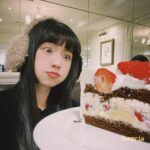 Dewi Chien Instagram - 🇯🇵一些好玩好吃の東京碎片： 1、第一次發現有洞的手套有多重要 2、確定喉嚨爆痛除了水只能喝牛奶 3、終於體會到👶🏻們腸病毒的威力⋯ 4、十幾年來去日本每天的必吃食品 5、聽說日本的娃娃機比較好夾果然 6、草莓起士蛋糕 糖葫蘆太快樂了 7、中野好多復古可愛小東西好喜歡 8、這就是今年的生日蛋糕不要懷疑 9、陪我慶祝陪我瘋酒精路跑的人們 10、晚上喝一瓶直接好眠一整晚💤 #大衛旅行中 #不可能四月還在發三月的庫存吧 #救命啊