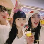 Dewi Chien Instagram - 👀久違的三姊妹合體，怎麼越拍越多人？！ #簡家三姊妹 2 #小蘿蔔🥕🥕🥕 #小芒果🥭🥭🥭 #黏