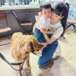 Dewi Chien Instagram - 🧩四月碎片： 1、每週上一堂高爾夫球課。 2、偶爾也會當當送貨小妹～ 3、連四天婦幼展差不多站了30小時⋯ 4、好天氣收工後獲得復古拍立得乙張！ 5、被抹蛋糕在眼球上好像要記錄一下⋯ 6、慈善撲克賽不小心得名還能做公益🤙🏻 7、上次看午夜場電影不知道是民國幾年？ 8、9、🥭自拍小腳ㄚ 🥕快把鋼琴彈壞⋯ 10、人生第一次遇到好想養的狗兒-小黃金～