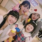 Dewi Chien Instagram - 👀久違的三姊妹合體，怎麼越拍越多人？！ #簡家三姊妹 2 #小蘿蔔🥕🥕🥕 #小芒果🥭🥭🥭 #黏