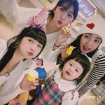 Dewi Chien Instagram - 👀久違的三姊妹合體，怎麼越拍越多人？！ #簡家三姊妹 2 #小蘿蔔🥕🥕🥕 #小芒果🥭🥭🥭 #黏