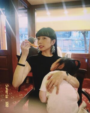 Dewi Chien Instagram - 🕯️現實生活中的⋯交往週年。

原本計畫要托嬰在友人家，結果大失算⋯🥕只能跟著我們一起晚餐，嗯⋯沒錯！就是一起晚餐！當下沒辦法也想說沒關係～她現在長大比較懂事了，也許可以好好一起吃頓飯？結果又失算⋯抵達餐廳前五分鐘在車上睡到打呼（🥕是起床氣大王不可能叫醒她）於是，我整餐就這樣抱著她從頭吃到尾，嗯⋯沒錯！就是這個姿勢！（被指定🫠

不過，往好處想，至少我們很安靜順利的吃完了整頓飯。後來想一想～究竟全程昏睡好？還是醒著一起吃飯好呢？

ps.感謝紅屋還先幫我把牛排都切好，真的是太貼心了🫶🏻

💐#交往週年快樂 #最後回家還是要跟花合照紀念一下吧