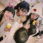 Dewi Chien Instagram - 👀久違的三姊妹合體，怎麼越拍越多人？！ #簡家三姊妹 2 #小蘿蔔🥕🥕🥕 #小芒果🥭🥭🥭 #黏