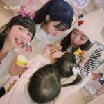 Dewi Chien Instagram - 👀久違的三姊妹合體，怎麼越拍越多人？！ #簡家三姊妹 2 #小蘿蔔🥕🥕🥕 #小芒果🥭🥭🥭 #黏