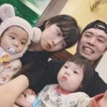 Dewi Chien Instagram - 🐻2024的00:08 自從生👶🏻後，中秋、萬聖、聖誕、跨年⋯這種大節日，我從來沒離開過，心裡都會默默的想，是不是等他們年紀越來越大，這些日子可能也就會慢慢的沒有我們（哭），所以才犧牲短暫自由想好好把握還能控制他們的時候？！ 我會擔心的太早嗎⋯（還是我應該先擔心🥕臉上的膠原蛋白哪時候要還來🥲 #小蘿蔔🥕🥕🥕 #小芒果🥭🥭🥭 #🥕🥭的姊弟日常