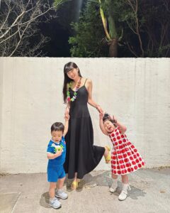 Dewi Chien Instagram - 💐母親節快樂： 這是擁有🥕🥭的第二個母親節，一樣先帶回娘家慶祝～今年有好好的品嚐美食，吃飽也有好好的陪我拍照留念，這樣健康快樂的在一起，就是最好最幸福的禮物了🥹🫶🏻 💫項鍊：是小蘿蔔親手做的 @bobogogo.lai 無價！ #小蘿蔔🥕🥕🥕 #小芒果🥭🥭🥭 #🥕🥭的姊弟日常