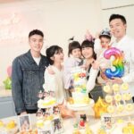 Dewi Chien Instagram - Family Love💞 幸福の🥕🥭除了有最罩的阿公阿嬤們，還有最棒的姨姨跟姑姑，謝謝超有愛的家人們無私陪伴，讓👶🏻們從小就在充滿愛的家庭中快樂成長，有你們真好。love u all !!! #小蘿蔔🥕🥕🥕 #3歲生日 #小芒果🥭🥭🥭 #家人聚