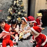 Dewi Chien Instagram - 🎄🤶🏻育兒的路上，感謝有這群辣媽的陪伴，從分享日常瑣碎小事，到每年的各種節日，總是在群組很有默契討論如何給孩子們滿滿的儀式感，謝謝我們無私的互相幫助，也都努力讓自己活得充實又漂亮，我想⋯應該會這樣繼續玩到變老辣妹吧？love u all❤️ #同班同學上課去 #最後一張是我們目前的貢獻 #明年會有新成員加入嗎