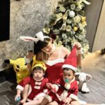 Dewi Chien Instagram - ✨🎄聖誕小公公、小婆婆、小辣妹？😆 ㊗️大家聖誕節快樂🤍❤️🤍❤️🤍合照好難⋯（差不多拍60張）（🥕🥭你們可以再無奈一點哈哈哈哈） #小蘿蔔🥕🥕🥕 #🥕與聖誕樹 #🥕🥭的姊弟日常