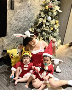 Dewi Chien Instagram - ✨🎄聖誕小公公、小婆婆、小辣妹？😆 ㊗️大家聖誕節快樂🤍❤️🤍❤️🤍合照好難⋯（差不多拍60張）（🥕🥭你們可以再無奈一點哈哈哈哈） #小蘿蔔🥕🥕🥕 #🥕與聖誕樹 #🥕🥭的姊弟日常