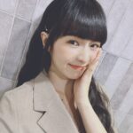 Dewi Chien Instagram - 💁🏻‍♀️ 近期連開兩次跟結婚有關的問答，整理幾題大家最愛問： 1、結婚後除了出去玩，可以如何維持熱戀？ 如果沒有出去玩，個人是覺得能單獨吃頓飯或是在家一起追劇，有共同興趣、共同話題都蠻可以幫助維持互動！或記得適時打扮～然後讚美對方～今天美喔～今天帥喔^_^ 2、辦婚禮累嗎？開始準備才發現結婚不是兩個人的事⋯ 籌備的時間不到半年，幾乎都是我在處理所有大小事，從場地、佈置、花藝、樂團、喜餅、婚紗、妝髮⋯等，開了數不清的會、找了數不清的rf （很多人說辦婚禮容易意見不合吵架，所以賴先生就直接以我的想法為主，所以才都自己來！只能說這一切～真的是超級累⋯但值得啦～畢竟美好的回憶是無價。 3、你們會大吵架嗎？ 當然也會啊～尤其剛結婚前一兩年最容易~人跟人都是需要磨合的，現在可能就頂多一年一大吵吧？（但我們吵架原因幾乎都是因為小孩所延伸的）（很少或幾乎不會為了我們私人原因吵架） 個人覺得吵架不見得是壞事，有效的吵架，吵完有時候對雙方的相處可能還會有幫助，甚至一起進步，只要記得吵架的時候不要口不擇言，說了一些收不回的話就好了。（這超級重要！！ 4、常因爲一些小事吵架怎麼辦？婚後有互看不順眼的時候嗎？習慣睜一隻眼閉一隻眼久了還是會忍不住爆炸⋯ 每一次的吵架我認為都是在溝通，個人是沒辦法睜一隻眼開一隻眼的這對我來說只會累積負能量、繼續看對方不順眼，久了就真的會變成各種不爽，而且我是溝通大王？很願意表達自己想法情緒的人，除非拒絕溝通，不然我是有無限耐心去溝通的。 我的方法是有什麼不爽什麼不滿就說出來，有時候不想說或不適合說（可能當下兩個人情緒都不好）那就用傳訊息的也可以，能找到適合彼此溝通的方式就是最好的方式。