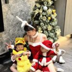 Dewi Chien Instagram - ✨🎄聖誕小公公、小婆婆、小辣妹？😆 ㊗️大家聖誕節快樂🤍❤️🤍❤️🤍合照好難⋯（差不多拍60張）（🥕🥭你們可以再無奈一點哈哈哈哈） #小蘿蔔🥕🥕🥕 #🥕與聖誕樹 #🥕🥭的姊弟日常
