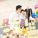 Dewi Chien Instagram - 💞🎂今年生日派對的主題：寶可夢⚡️⚡️⚡️ （從2歲生日開始就都是🥕自己選的主題唷🤭） 親愛的🥕，雖然妳脾氣不好又很皮，但妳的乖巧跟貼心總是隨便就可以融化我，這一年妳努力想做個好姊姊，也真的進步了好多，被迫提前長大的妳辛苦了，也謝謝妳。 總是時不時就對我說：「媽媽我愛妳」的妳，我也愛妳！ ps.其實後面爆哭的照片才是一開始拍的⋯起床氣大王^_^ 我們可是用了渾身解術才終於讓她開心讓她笑（偏難搞） 🧁場地： @sweetpercent.co 📷攝影： @kay820one #小蘿蔔🥕🥕🥕 #已經開始期待明年是什麼主題 #3y0m
