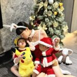 Dewi Chien Instagram - ✨🎄聖誕小公公、小婆婆、小辣妹？😆 ㊗️大家聖誕節快樂🤍❤️🤍❤️🤍合照好難⋯（差不多拍60張）（🥕🥭你們可以再無奈一點哈哈哈哈） #小蘿蔔🥕🥕🥕 #🥕與聖誕樹 #🥕🥭的姊弟日常