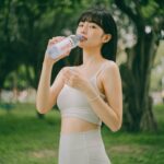 Dewi Chien Instagram - 💧純天然の水⋯美眉？！ 記憶中家裡總有一箱一箱的 @evianwater ，長大後才了解，原來，父母總是給我們最好的，讓我們從小就能擁有優良的生活品質和健康的飲食來源。 「水」是人體最重要的營養要素之一，「evian依雲天然礦泉水」來自於獨特的源頭，無人為污染，無人工添加。含有天然礦物質，讓全家大小都能喝進最極致純淨的水。 #liveyoung #evian #evianTW