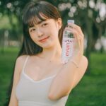 Dewi Chien Instagram - 💧純天然の水⋯美眉？！ 記憶中家裡總有一箱一箱的 @evianwater ，長大後才了解，原來，父母總是給我們最好的，讓我們從小就能擁有優良的生活品質和健康的飲食來源。 「水」是人體最重要的營養要素之一，「evian依雲天然礦泉水」來自於獨特的源頭，無人為污染，無人工添加。含有天然礦物質，讓全家大小都能喝進最極致純淨的水。 #liveyoung #evian #evianTW