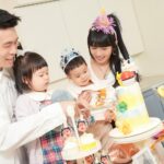 Dewi Chien Instagram - 💞🎂今年生日派對的主題：寶可夢⚡️⚡️⚡️ （從2歲生日開始就都是🥕自己選的主題唷🤭） 親愛的🥕，雖然妳脾氣不好又很皮，但妳的乖巧跟貼心總是隨便就可以融化我，這一年妳努力想做個好姊姊，也真的進步了好多，被迫提前長大的妳辛苦了，也謝謝妳。 總是時不時就對我說：「媽媽我愛妳」的妳，我也愛妳！ ps.其實後面爆哭的照片才是一開始拍的⋯起床氣大王^_^ 我們可是用了渾身解術才終於讓她開心讓她笑（偏難搞） 🧁場地： @sweetpercent.co 📷攝影： @kay820one #小蘿蔔🥕🥕🥕 #已經開始期待明年是什麼主題 #3y0m