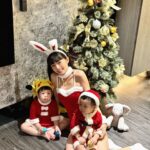 Dewi Chien Instagram - ✨🎄聖誕小公公、小婆婆、小辣妹？😆 ㊗️大家聖誕節快樂🤍❤️🤍❤️🤍合照好難⋯（差不多拍60張）（🥕🥭你們可以再無奈一點哈哈哈哈） #小蘿蔔🥕🥕🥕 #🥕與聖誕樹 #🥕🥭的姊弟日常