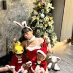Dewi Chien Instagram - ✨🎄聖誕小公公、小婆婆、小辣妹？😆 ㊗️大家聖誕節快樂🤍❤️🤍❤️🤍合照好難⋯（差不多拍60張）（🥕🥭你們可以再無奈一點哈哈哈哈） #小蘿蔔🥕🥕🥕 #🥕與聖誕樹 #🥕🥭的姊弟日常