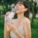 Dewi Chien Instagram - 💧純天然の水⋯美眉？！ 記憶中家裡總有一箱一箱的 @evianwater ，長大後才了解，原來，父母總是給我們最好的，讓我們從小就能擁有優良的生活品質和健康的飲食來源。 「水」是人體最重要的營養要素之一，「evian依雲天然礦泉水」來自於獨特的源頭，無人為污染，無人工添加。含有天然礦物質，讓全家大小都能喝進最極致純淨的水。 #liveyoung #evian #evianTW