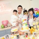 Dewi Chien Instagram - 💞🎂今年生日派對的主題：寶可夢⚡️⚡️⚡️ （從2歲生日開始就都是🥕自己選的主題唷🤭） 親愛的🥕，雖然妳脾氣不好又很皮，但妳的乖巧跟貼心總是隨便就可以融化我，這一年妳努力想做個好姊姊，也真的進步了好多，被迫提前長大的妳辛苦了，也謝謝妳。 總是時不時就對我說：「媽媽我愛妳」的妳，我也愛妳！ ps.其實後面爆哭的照片才是一開始拍的⋯起床氣大王^_^ 我們可是用了渾身解術才終於讓她開心讓她笑（偏難搞） 🧁場地： @sweetpercent.co 📷攝影： @kay820one #小蘿蔔🥕🥕🥕 #已經開始期待明年是什麼主題 #3y0m