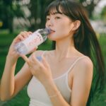 Dewi Chien Instagram - 💧純天然の水⋯美眉？！ 記憶中家裡總有一箱一箱的 @evianwater ，長大後才了解，原來，父母總是給我們最好的，讓我們從小就能擁有優良的生活品質和健康的飲食來源。 「水」是人體最重要的營養要素之一，「evian依雲天然礦泉水」來自於獨特的源頭，無人為污染，無人工添加。含有天然礦物質，讓全家大小都能喝進最極致純淨的水。 #liveyoung #evian #evianTW