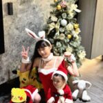 Dewi Chien Instagram - ✨🎄聖誕小公公、小婆婆、小辣妹？😆 ㊗️大家聖誕節快樂🤍❤️🤍❤️🤍合照好難⋯（差不多拍60張）（🥕🥭你們可以再無奈一點哈哈哈哈） #小蘿蔔🥕🥕🥕 #🥕與聖誕樹 #🥕🥭的姊弟日常