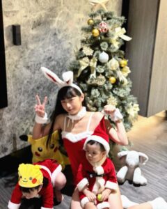 Dewi Chien Instagram - ✨🎄聖誕小公公、小婆婆、小辣妹？😆 ㊗️大家聖誕節快樂🤍❤️🤍❤️🤍合照好難⋯（差不多拍60張）（🥕🥭你們可以再無奈一點哈哈哈哈） #小蘿蔔🥕🥕🥕 #🥕與聖誕樹 #🥕🥭的姊弟日常